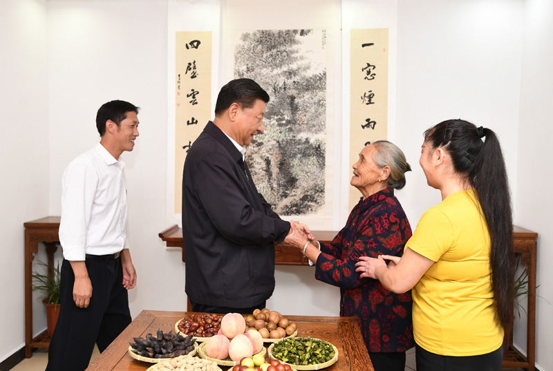 　　9月16日至18日，中共中央總書(shū)記、國(guó)家主席、中央軍委主席習(xí)近平在河南考察。這是16日下午，習(xí)近平在信陽(yáng)市新縣田鋪鄉(xiāng)田鋪大塆“老家寒舍”民宿店，同店主一家親切交談。 新華社記者 謝環(huán)馳 攝