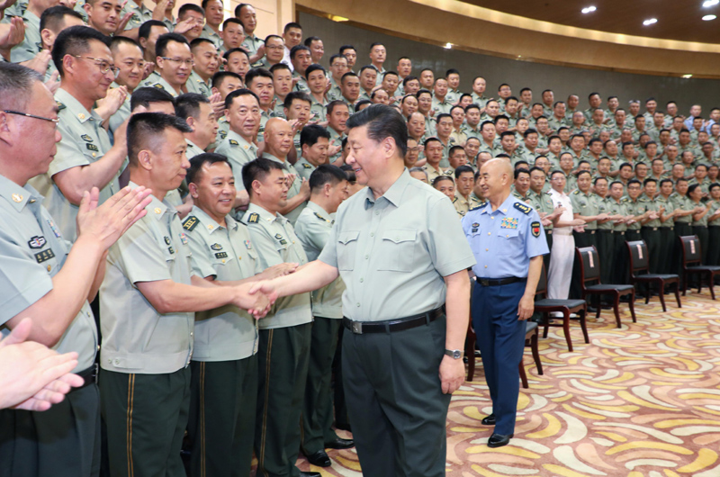 7月15日至16日，中共中央總書記、國家主席、中央軍委主席習(xí)近平在內(nèi)蒙古考察并指導(dǎo)開展“不忘初心、牢記使命”主題教育。這是16日上午，習(xí)近平在呼和浩特親切接見駐內(nèi)蒙古部隊(duì)副師職以上領(lǐng)導(dǎo)干部和團(tuán)級(jí)單位主官，代表黨中央和中央軍委向駐內(nèi)蒙古部隊(duì)全體官兵致以誠摯問候。