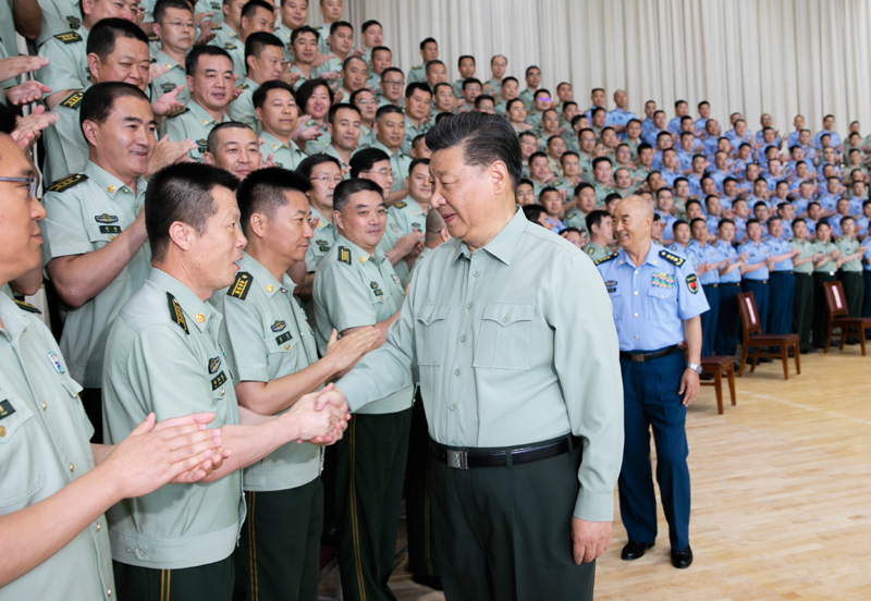 8月22日，中共中央總書記、國(guó)家主席、中央軍委主席習(xí)近平到空軍某基地視察。這是習(xí)近平親切接見(jiàn)駐甘肅部隊(duì)副師職以上領(lǐng)導(dǎo)干部和團(tuán)級(jí)單位主官。