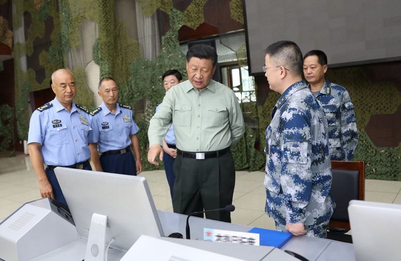 8月22日，中共中央總書記、國(guó)家主席、中央軍委主席習(xí)近平到空軍某基地視察。這是習(xí)近平察看基地作戰(zhàn)指揮中心，了解戰(zhàn)備值班和訓(xùn)練情況。