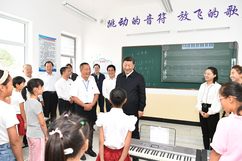 8月19日至22日，中共中央總書記、國家主席、中央軍委主席習(xí)近平在甘肅考察。這是21日上午，習(xí)近平在武威市古浪縣黃花灘生態(tài)移民區(qū)富民新村富民小學(xué)的音樂教室，認(rèn)真觀看正在進行的音樂課教學(xué)。