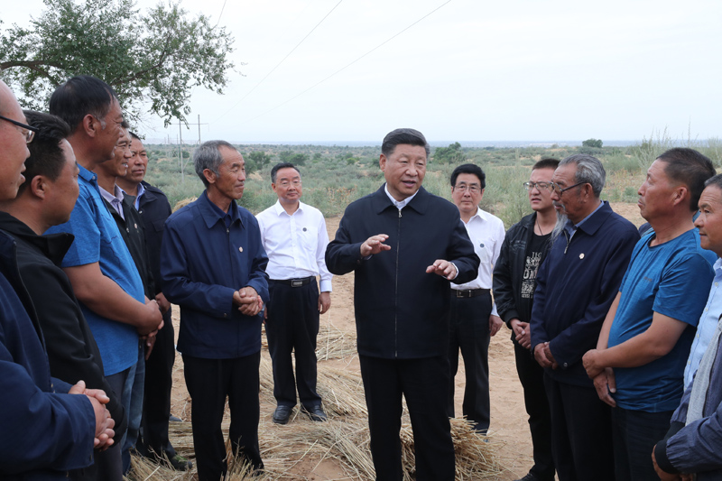 8月19日至22日，中共中央總書記、國家主席、中央軍委主席習(xí)近平在甘肅考察。這是21日上午，習(xí)近平在武威市古浪縣八步沙林場同“六老漢”代表及林場職工親切交談。